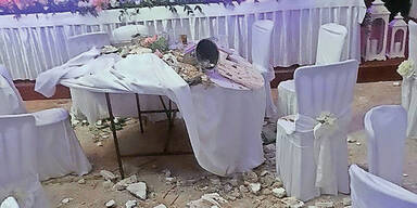 Decke fiel auf Hochzeitsgäste
