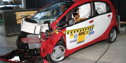 Mitsubishi i-MiEV im ersten Crashtest
