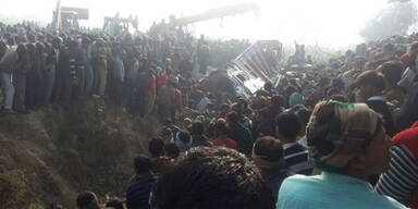 Schulbus crasht gegen Lkw: Mehr als 15 Tote