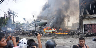 Militärflieger stürzt in Wohngebiet: 100 Tote