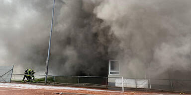 Großbrand in Kulturhauptstadt: Tennishalle in Flammen