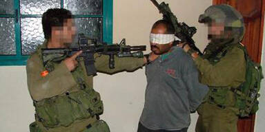 Israelischer Soldat würgt Gefangenen