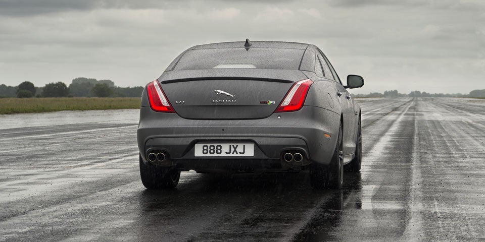 Jaguar greift mit dem XJR575 an