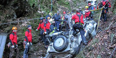 Jeep stürzt 250 Meter in die Tiefe - 1 Toter 