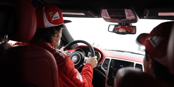 Zwei heiße SRT8-Jeeps für Alonso und Massa