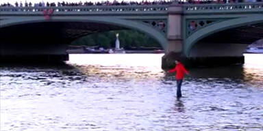 Erstaunlicher Anblick: Mann läuft über Themse
