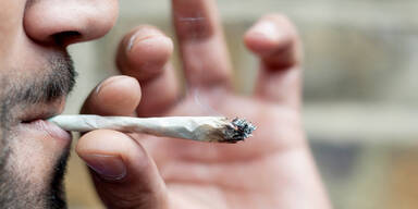 Burschen rauchen neben Polizisten Joint