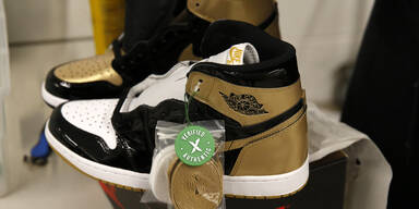 Michael Jordans Schuhe für 520.000 Euro versteigert