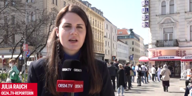 oe24.TV Reporterin Julia Rauch vor Eissalon Tichy