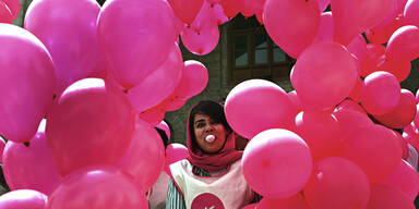 10.000 pinke Luftballons für Frieden in Kabul