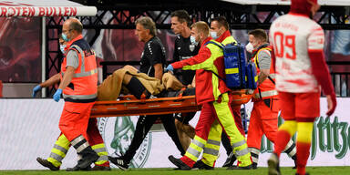 Der verletzte Stuttgartstürmer Sasa Kalajdzic wird mit der Trage abtransportiert