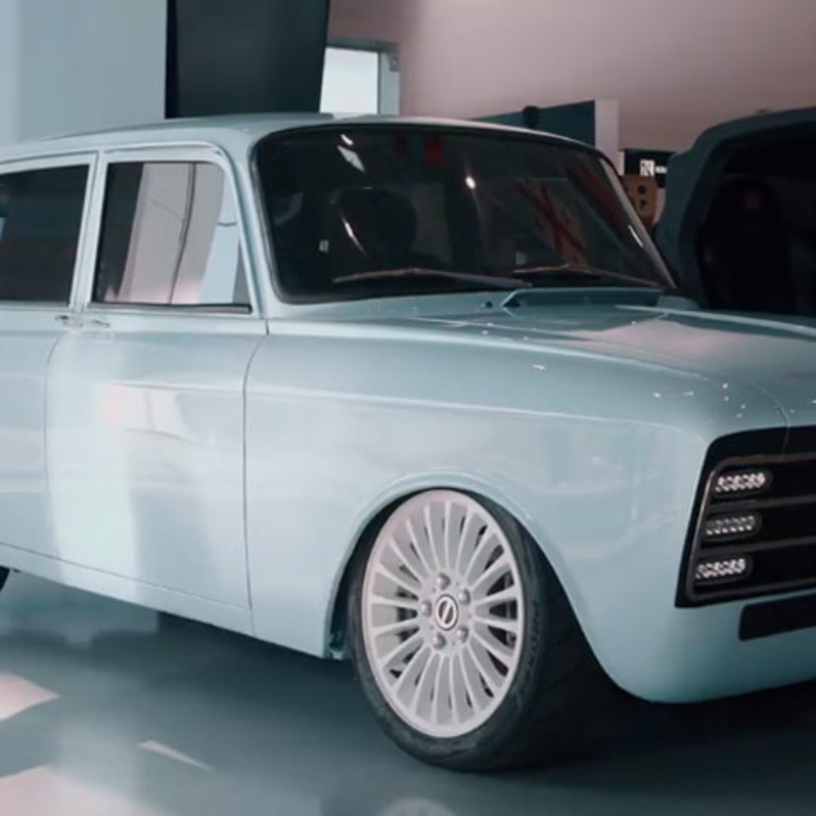Kalaschnikow greift mit E-Auto an - oe24.at