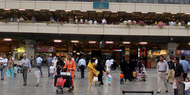 Bewaffnete greifen Flughafen von Karachi an