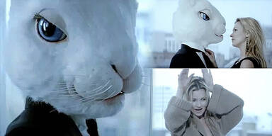 Kate Moss flirtet für Basement mit einem Hasen