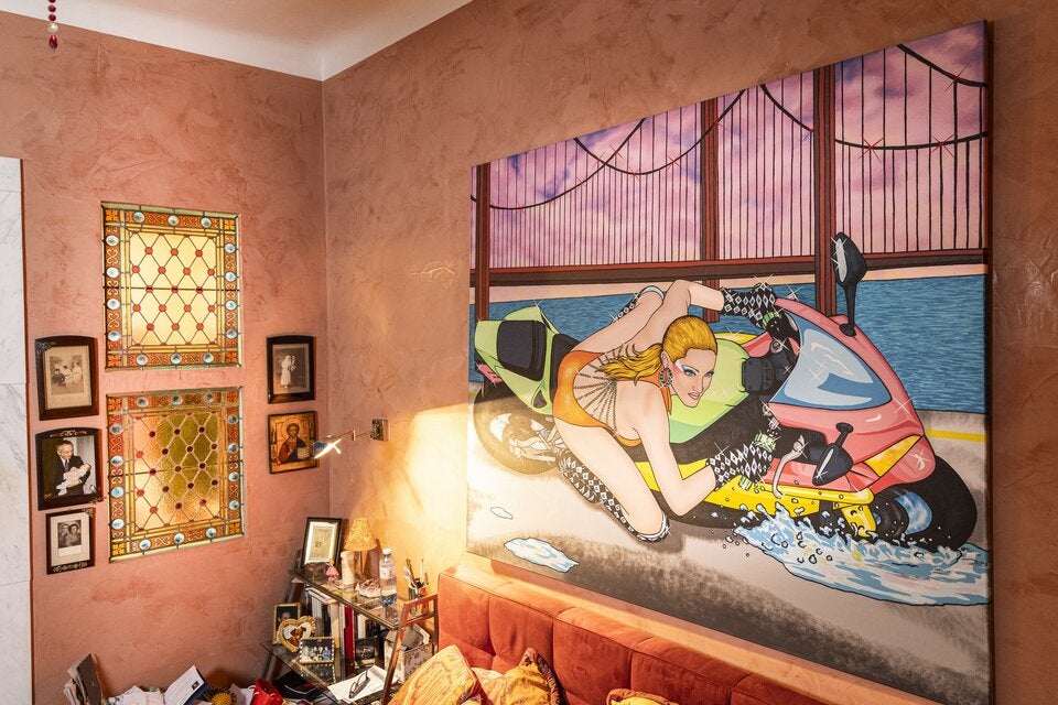 Mit Madonnaim Schlafzimmer: Maximilian Otte ist bekannt für seine PoP Art-Kunst. Madonna am Motorrad hat Lichter in ihrem Lieblingsraum hängen.