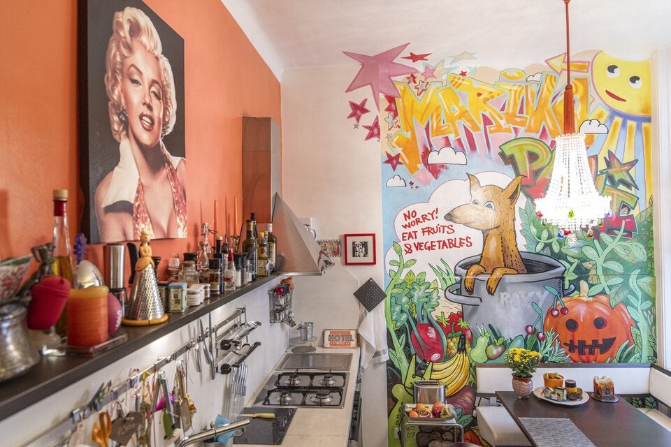 Coole Graffiti-Kunst in der Küche: Um dem Raum mit der sympathischen Essecke noch mehr Flair zu verleihen, ließ die Agenturchefin einen Street Art-Künstler an die Wände.
