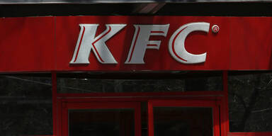 Gab keinen Mais mehr: Rabiater Kunde schießt auf KFC-Angestellte