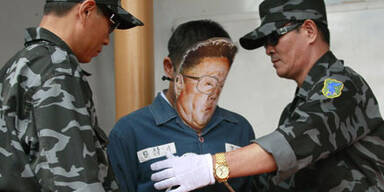 Ex-Soldaten fesseln "Kim Jong-Il"