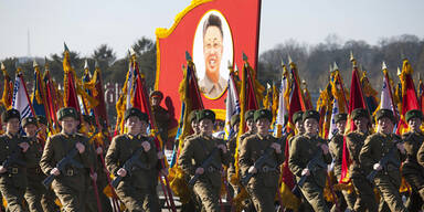 Irre Parade für toten Kim Jong-Il