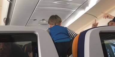 Kind schreit bei Flug acht Stunden durch