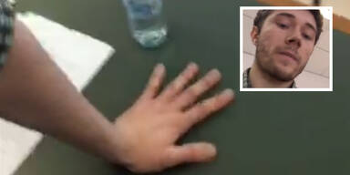Klima-Aktivist fährt mit festgeklebter Hand am Tisch U-Bahn