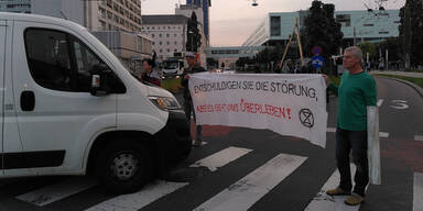 Klima-Aktivisten von Extinction Rebellion blockieren Linz