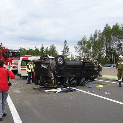 Kleinbus überschlägt Sich Auf Südautobahn - Oe24.at