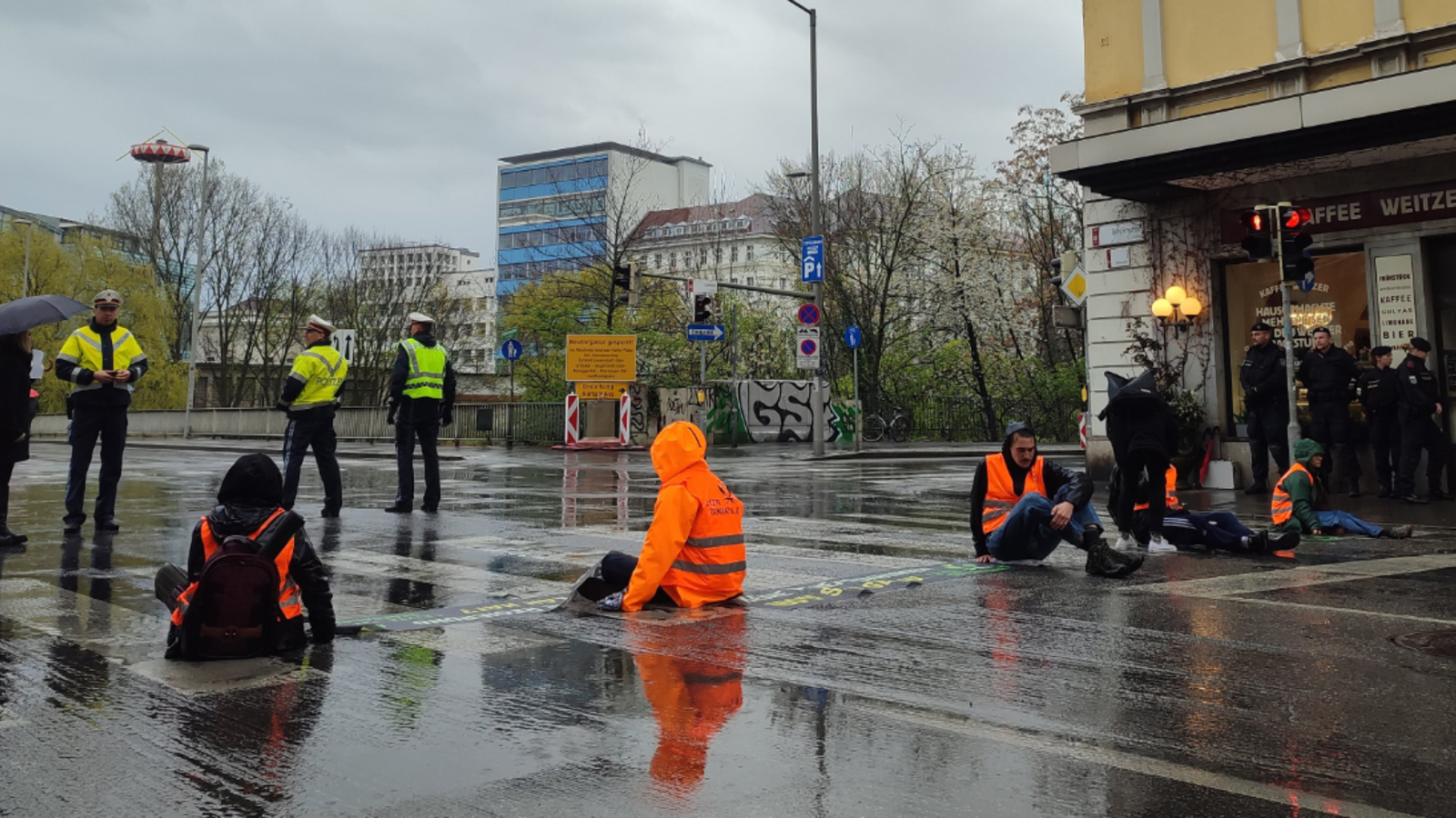 Klima Kleber Blockieren Drei Murbrücken In Graz Oe24at 6878