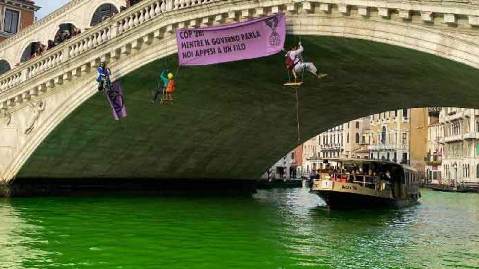 Canal Grande grün gefärbt MegaStrafen für KlimaAktivisten oe24.at