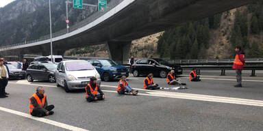 Klima-Aktivisten blockieren Gotthardtunnel