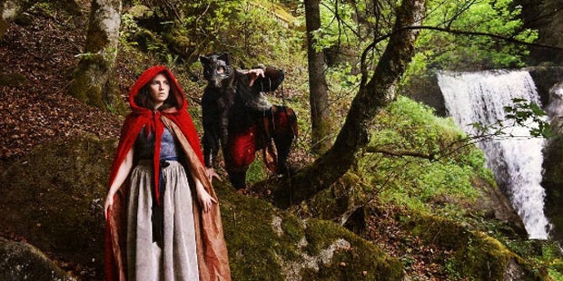 Amanda Knox postet Rollenspielfotos im Wald