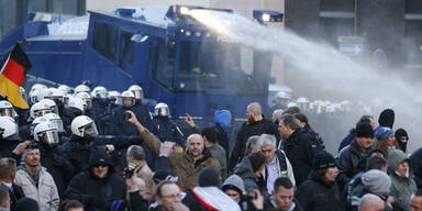 Köln: Polizei löst Pegida-Demo auf 