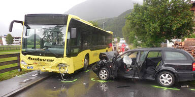 Kollision mit Bus: Fünf Teenies verletzt