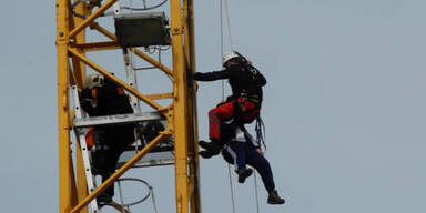 Kranfahrer in 40 Meter Höhe  gerettet