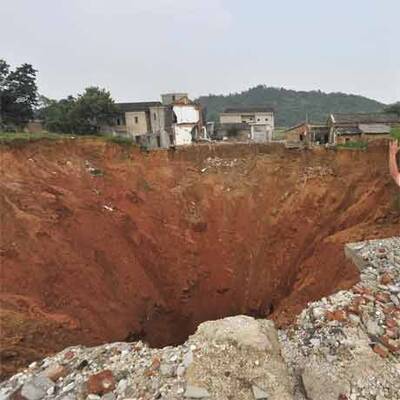 Krater verschluckt chinesisches Dorf