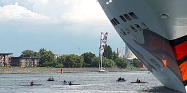 Klimaaktivisten hindern Kreuzfahrtschiff in Rostock am Auslaufen
