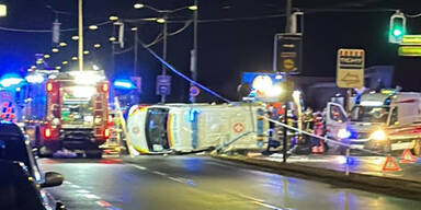 Rettungswagen umgekippt Crash