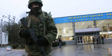 Putin-Soldaten besetzen Krim-Flughafen