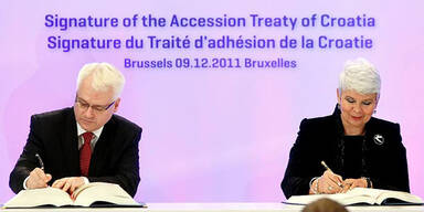 Ivo Josipovic und Jadranka Kosor unterzeichnen EU-Beitrittsvertrag