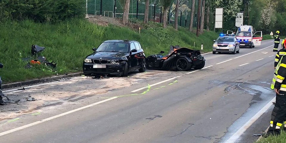 Horror-Crash mit KTM-Sportwagen