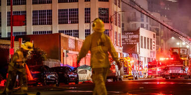 Elf Feuerwehrleute bei Explosion verletzt