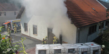 Lack-Lagerhalle stand in Flammen