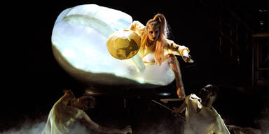 Lady Gaga schlüpft aus Plastik-Ei