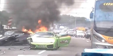 Kurios: Hier brennen drei Lamborghinis