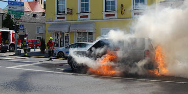 Luxus-SUV brennt an Kreuzung aus