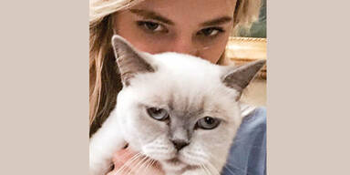 Larissa präsentiert ihre »Grumpy Cat«