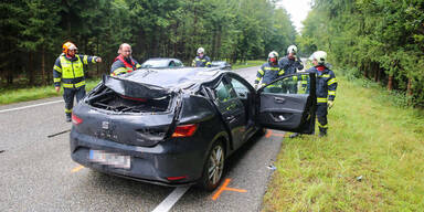 Auto von Baum getroffen: Ein Verletzter
