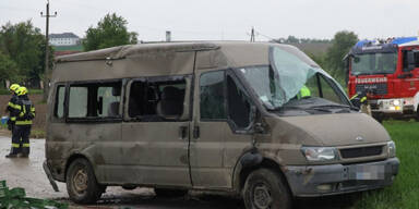 Kleinbus kippt bei Crash um: Eine Tote, 6 Verletzte
