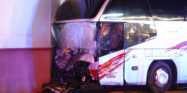 Unfall mit Reisebus: Mehrere Verletzte