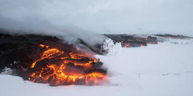 Island-Vulkan-Lava trifft auf Schnee